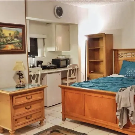Cozy Queen Bed Studio With 60 Inch Smart Tv, Netflix, Airplay, Mini-Fridge, And 500 Mbps Wifi Near Fiu, Dolphin Mall, Airport Miami Exterior photo