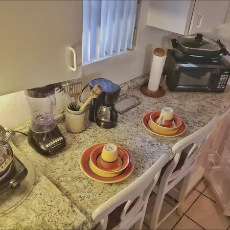Cozy Queen Bed Studio With 60 Inch Smart Tv, Netflix, Airplay, Mini-Fridge, And 500 Mbps Wifi Near Fiu, Dolphin Mall, Airport Miami Exterior photo