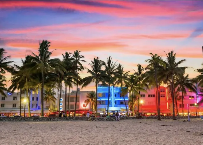 Cozy Queen Bed Studio With 60 Inch Smart Tv, Netflix, Airplay, Mini-Fridge, And 500 Mbps Wifi Near Fiu, Dolphin Mall, Airport